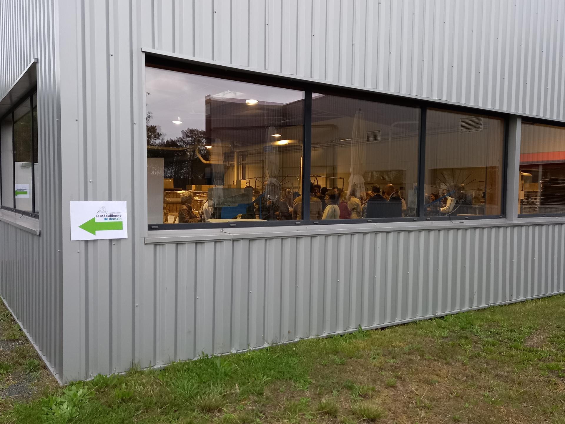 Les acteurs pépites : porteurs de projets et citoyens engagés réunis dans l'atelier de finition de la société Adam à Sainte Hélène