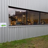 Les acteurs pépites : porteurs de projets et citoyens engagés réunis dans l'atelier de finition de la société Adam à Sainte Hélène